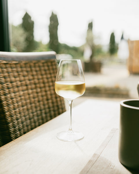 2024 Riesling Kabitän feinherb im Glas auf der Terrasse – Weingut Marienhof